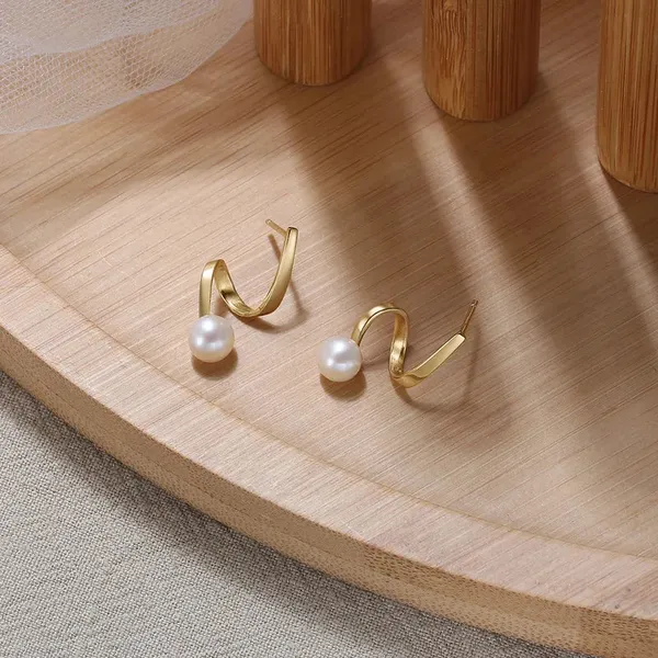Gold_Baroque_Pearl_Earrings_For_Women